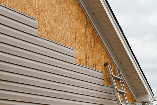 Professional Vinyl Siding technician working in Austinburg, OH